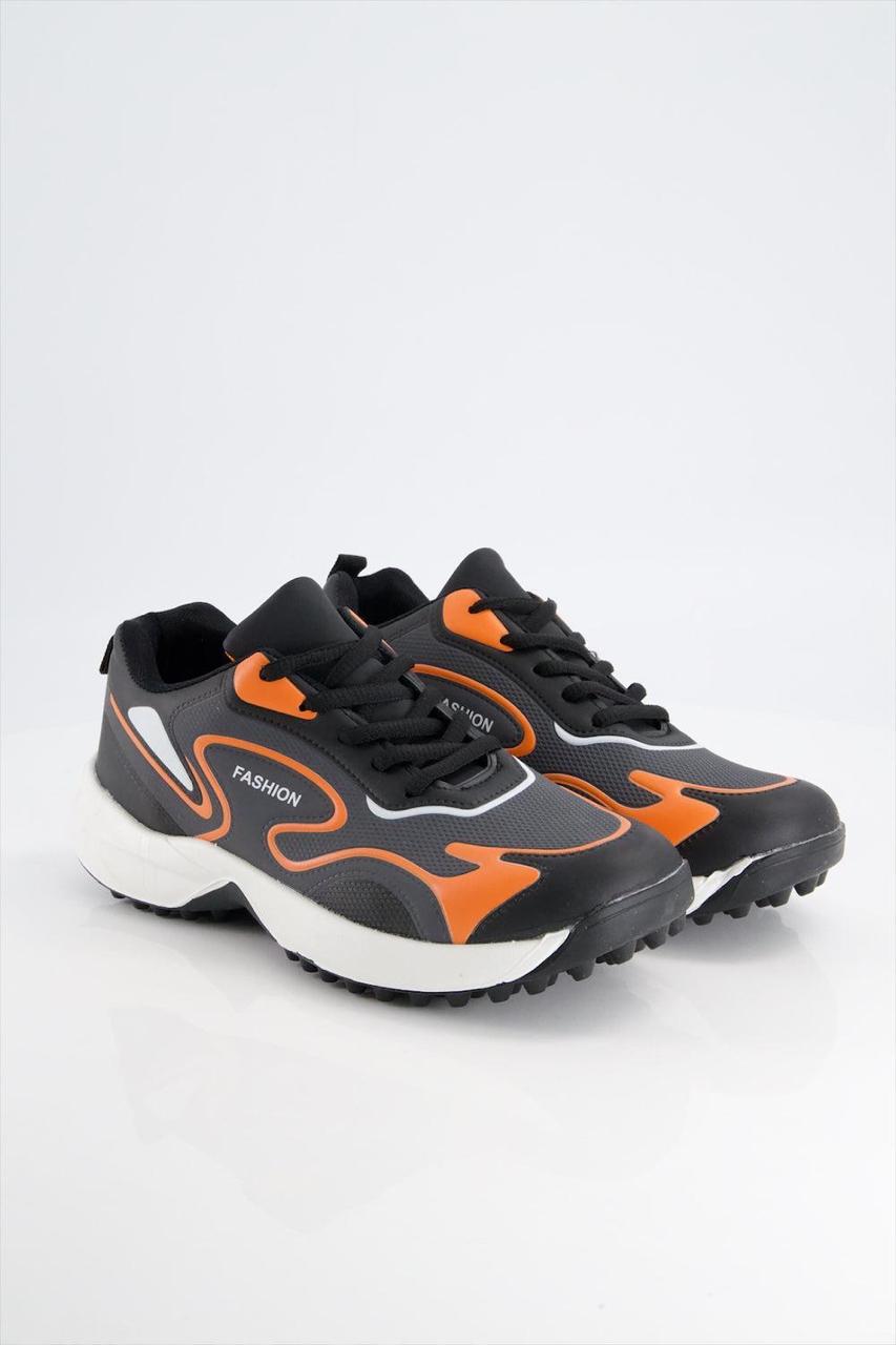 Men crack sports shoes