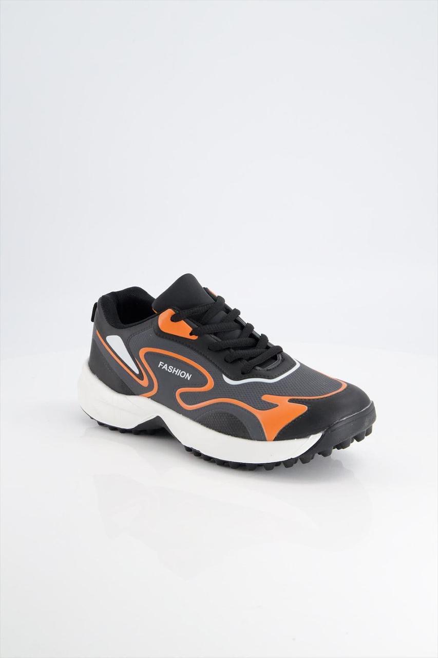 Men crack sports shoes