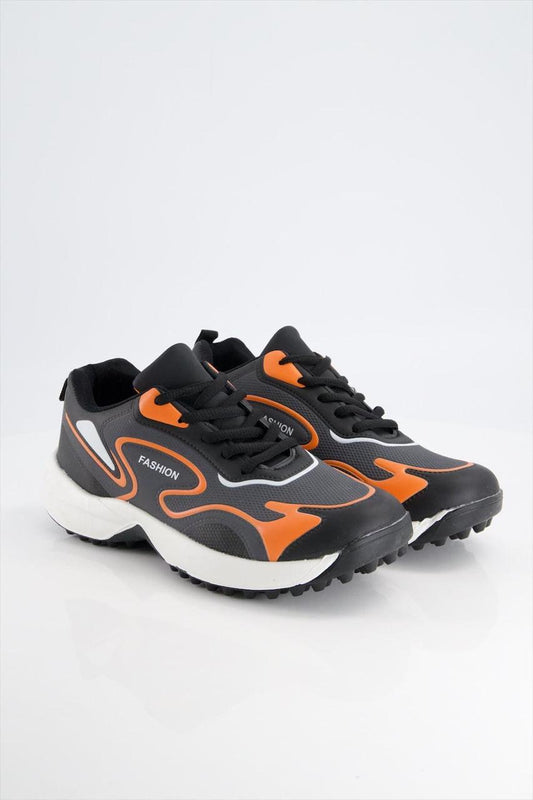 Men crack sports shoes